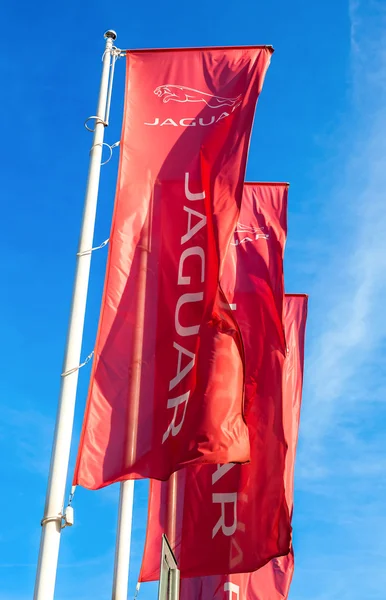 Hivatalos márkakereskedés zászlói Jaguar elleni a kék ég háttér — Stock Fotó