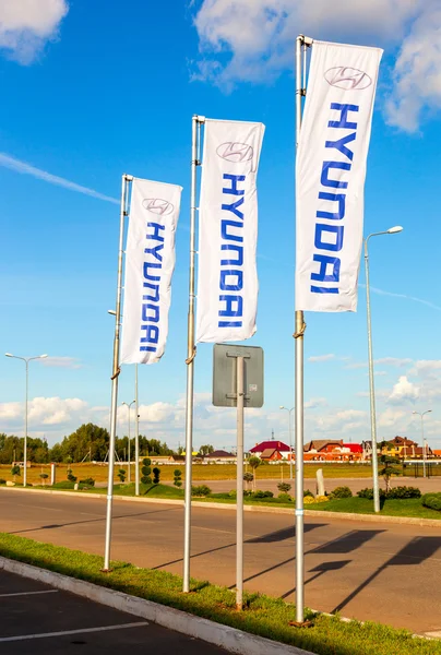 Las banderas de Hyundai sobre el cielo azul — Foto de Stock