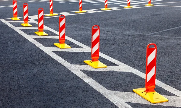 Sécurité routière. Marques de circulation sur un asphalte gris. Rouge et blanc — Photo