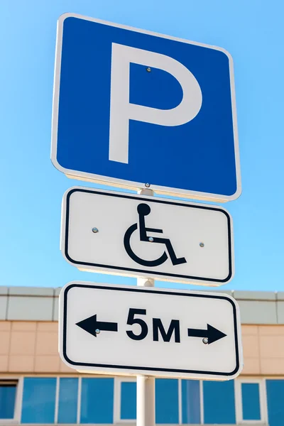 Close-up van een gehandicapt teken parkeren tegen blauwe hemel — Stockfoto