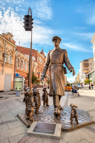 Bronzový pomník "Strýčku nevytiskne milicionáře" na náměstí v S — Stock fotografie