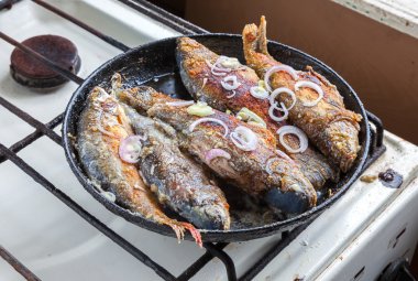 Eski tavada kızarmış balık. Basit gıda