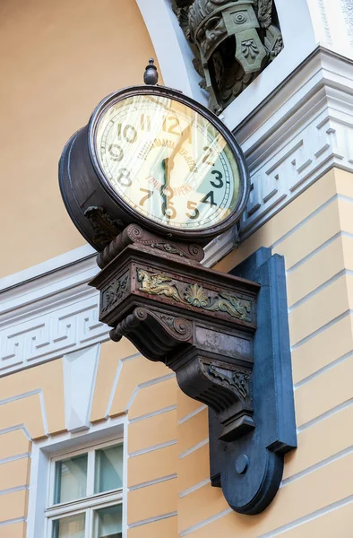 The first electric clock in St. Petersburg (1905) on the Arch of — Stock Photo, Image