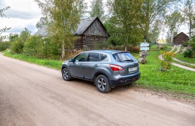 Novgorod bölgesi, Rusya - 15 Eylül 2020: Nissan Qashqai taşra aracı. Rusça metin: süt, süt