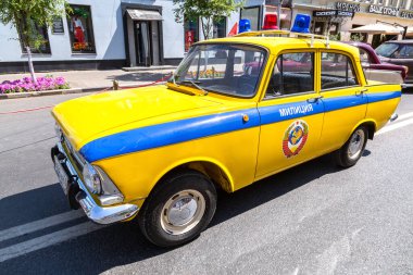 Samara, Rusya - 12 Haziran 2019: Eski Sovyet polis otomobili Moskvich 412 şehir sokağına park edildi