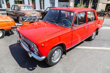 Samara, Rusya - 12 Haziran 2019 Sovyet retro otomobili Lada 2101 şehir sokağına park edildi.