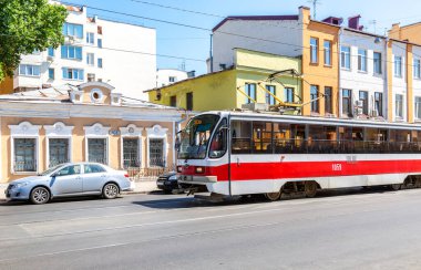 Samara, Rusya - 12 Haziran 2019: Rus toplu taşımacılığı. Tramvay yazın güneşli bir günde şehir caddesinde çalışır.