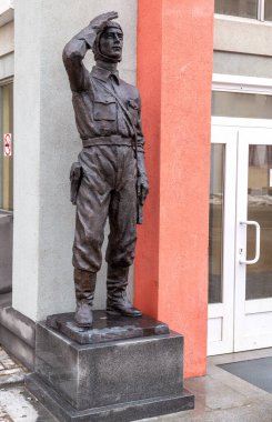 Samara, Rusya - 10 Mart 2019 Sovyet Hava Kuvvetleri askerinin heykeli