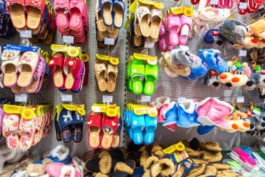 Samara, Rusya - 31 Mart 2019: Zincir hipermarketinde vitrinde çeşitli renkli terlikler satılıyor