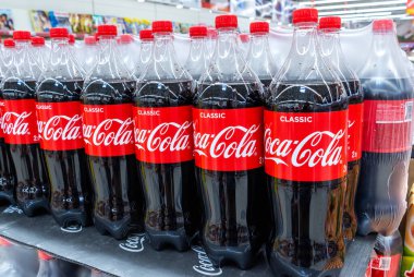 Samara, Rusya - 15 Haziran 2019: Coca Cola süpermarketteki rafta satışa sunulan içecekler. Çeşitli alkolsüz içecekler ve karbonatlı içecekler.