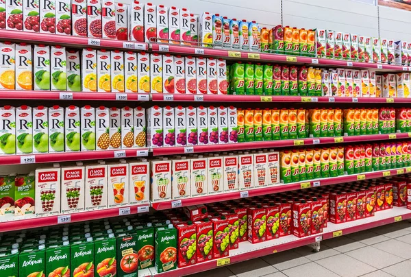 Samara Rusland Maart 2019 Diverse Verpakte Verse Sappen Koop Supermarkt — Stockfoto