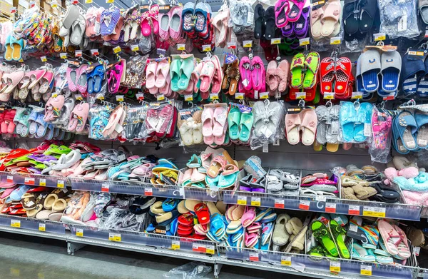 Samara Rusia Abril 2019 Varias Zapatillas Colores Venden Escaparate Hipermercado —  Fotos de Stock