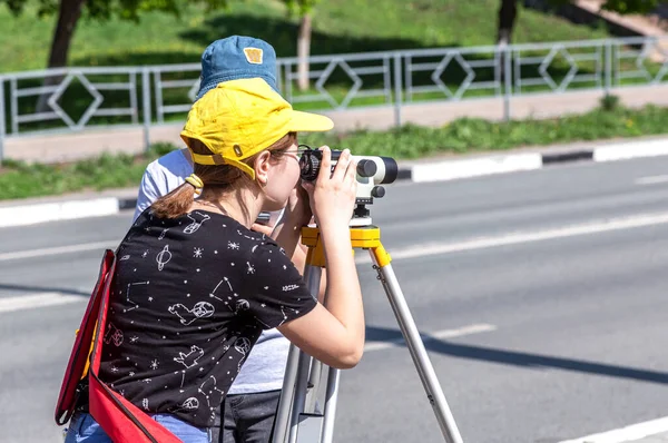 Samara Ryssland Juni 2019 Enkätingenjör Som Utför Mätningar Med Geodetisk — Stockfoto