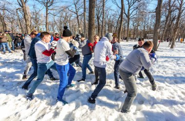 Samara, Rusya - 1 Mart 2020: Rusya 'da Shrovetide. Maslenitsa festivalinde yumruk dövüşçüleri. Maslenitsa ya da Krep Haftası eski Slav Bayramıdır.