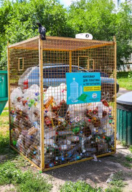 Novokuybyshevsk, Rusya - 3 Temmuz 2020: Geri dönüşüm için çeşitli içeceklerin plastik şişelerini toplamak için konteyner. Rusça metin: Plastik şişeler için konteyner