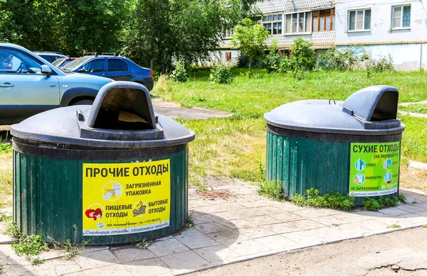 Novokuybyshevsk Rusia Julio 2020 Contenedores Plástico Basura Para Recogida Residuos — Foto de Stock