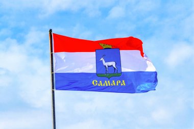Mavi gökyüzüne karşı rüzgarda dalgalanan Samara bayrağı