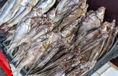 Farklı tatlarda kurutulmuş tuzlu balıklar pazarda satılmaya hazır.