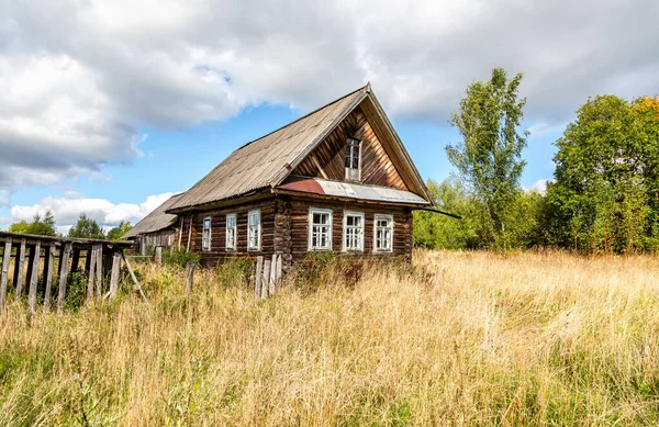 Stary Wiejski Drewniany Dom Opuszczonej Rosyjskiej Wiosce Letni Słoneczny Dzień — Zdjęcie stockowe