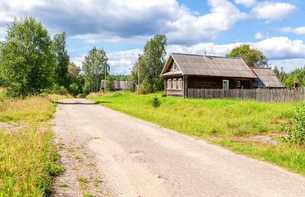 Landsbygdslandskap Med Traditionella Trähus Sommaren Solig Dag Ryssland Novgorod Regionen — Stockfoto