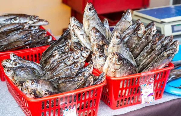 Ízletes Különböző Szárított Sós Hal Eladásra Kész Termelői Piacon — Stock Fotó