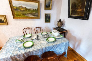 Shiryaevo, Samara, Rusya - 11 Mayıs 2019: Tüccar Vdovin Müzesi 'nin salonlarından birinin içi