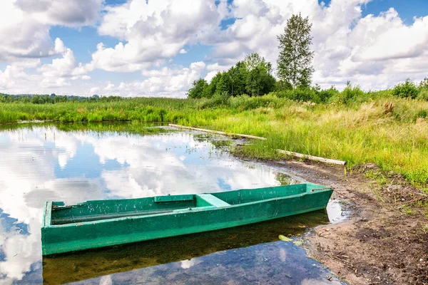 Gammal Sprucken Träfiskebåt Sjön Sommaren Solig Dag — Stockfoto