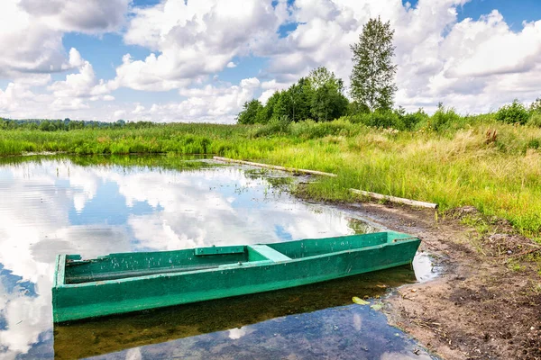 Starý Popraskaný Dřevěný Rybářský Člun Jezeře Létě Slunečný Den — Stock fotografie