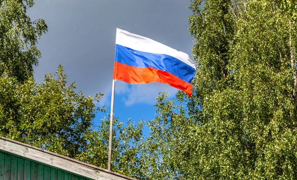 Российский Государственный Флаг Размахивающий Ветром Против Облачного Неба — стоковое фото