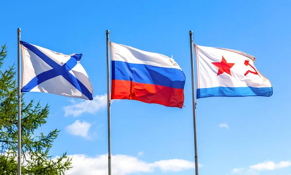 Российские Государственные Военно Морские Флаги Размахивают Ветром Против Блюзкого — стоковое фото