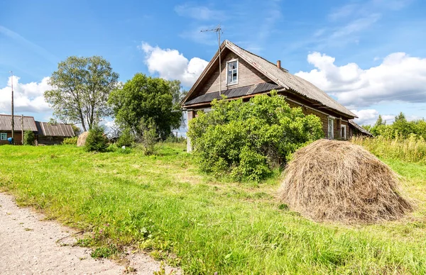 Paisaje Rural Con Casas Madera Del Pueblo Verano Día Soleado — Foto de Stock