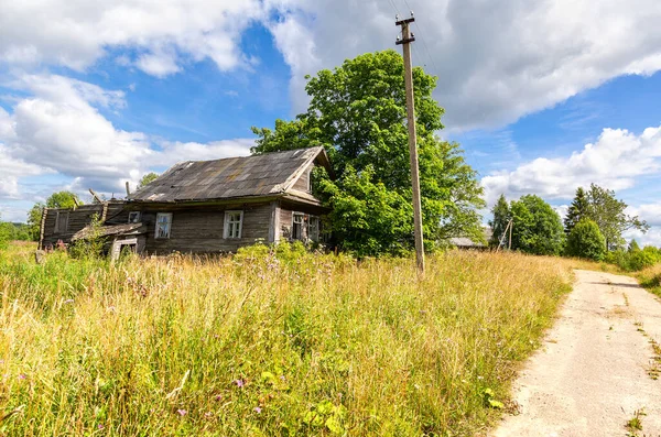 夏の晴れた日にロシアの村の放棄され 破壊古い田舎の木造住宅 — ストック写真