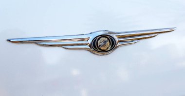 Samara, Rusya - 27 Ekim 2020: Chrysler aracının amblemini kapatın. Chrysler aracının logosu