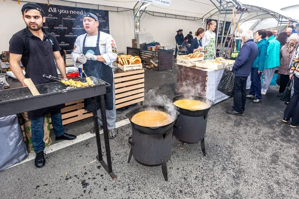 Samara Russia Ottobre 2019 Cucinare Spiedini Appetitosi Spiedini Metallo Carboni — Foto Stock