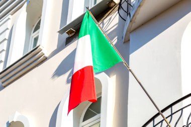 İtalya bayrağı evin balkonunda.