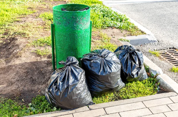 Recipiente Metal Lixo Sacos Lixo Plástico Rua Cidade — Fotografia de Stock