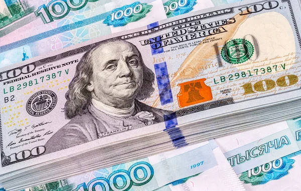 Купа Сто Американських Доларових Банкнот Над Рубінами — стокове фото