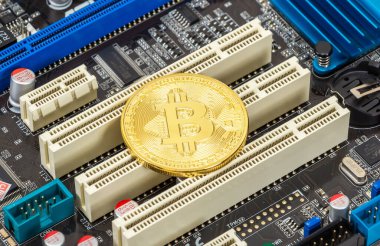 Samara, Rusya - 11 Aralık 2017: Şifreleme para birimi Bitcoin elektronik bilgisayar parçalarının üzerinde yatıyor. Dijital para iş kavramı