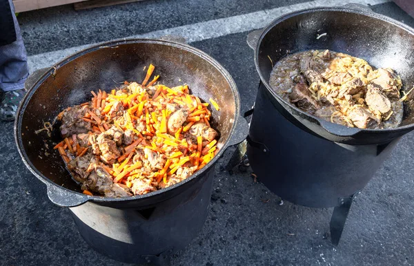 Das Kochen Appetitanregender Fleischstücke Einem Großen Kessel Freien Street Food — Stockfoto