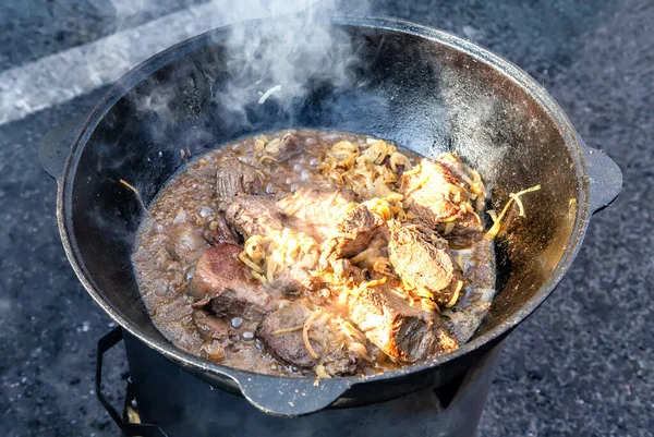 Appetitliche Fleischstücke Kochen Einem Großen Kessel Über Heißen Kohlen Streetfood — Stockfoto