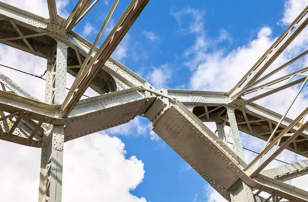 Συνδέω Ανοίγματα Της Παλιάς Τοξωτής Μεταλλικής Γέφυρας Στερέωση Πριτσίνια Χάλυβα — Φωτογραφία Αρχείου