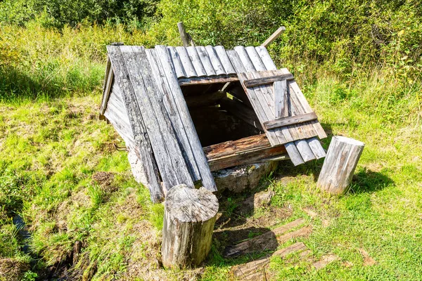 Oude Houten Waterput Het Platteland Zomer Zonnige Dag — Stockfoto