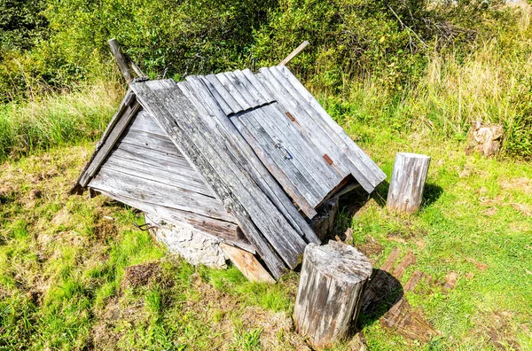 Velha Água Madeira Bem Campo Verão Dia Ensolarado — Fotografia de Stock