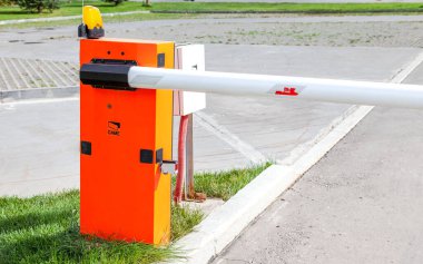 Giriş veya trafiği durdurmak için otomatik yükselen kol bariyeri. Bariyer kapısı açılıyor.