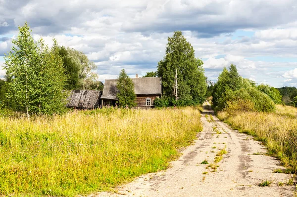 夏の晴れた日に放棄されたロシアの村の古い田舎の木造住宅 ロシア ノヴゴロド地方 — ストック写真