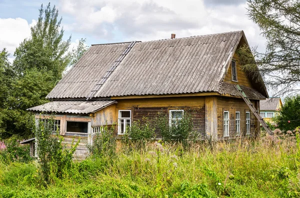 Starý Venkovský Dřevěný Dům Opuštěné Ruské Vesnici Letním Slunném Dni — Stock fotografie