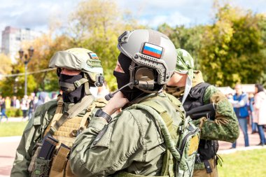 Samara, Rusya - 11 Eylül 2016: Kamuflaj askeri üniformalı, koruyucu miğferli tanımlanamayan Özel Kuvvetler askerleri