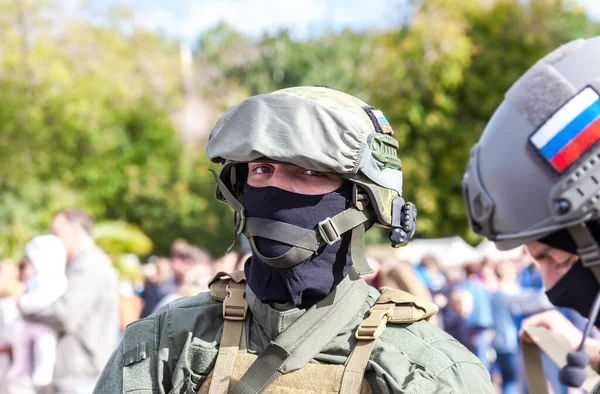 Samara Rusya Eylül 2016 Koruyucu Miğferli Gözlüklü Kamuflaj Askeri Üniformalı — Stok fotoğraf