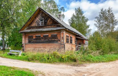 Yazın güneşli bir günde, Rus köyünde terk edilmiş, eski bir ahşap ev. Novgorod bölgesi, Rusya