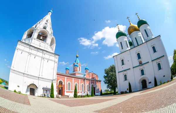 Katedral Meydanı, Shatrovaya Çan Kulesi, Varsayım Katedrali, Kolomna Kremlin 'deki Tikhvin Kilisesi. Ortaçağ Ortodoks mimarisi. Fisheye görünümü
